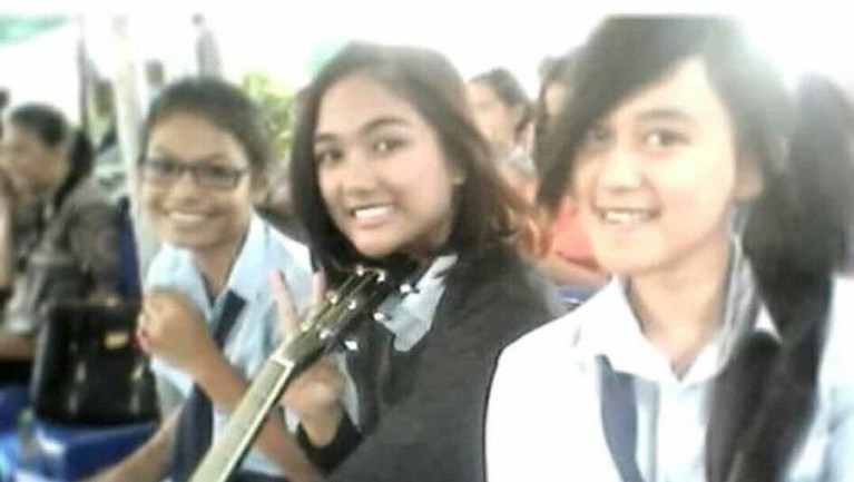 Transformasi Marion Jola dari Penampilan Polos Hingga Seksi Menggoda Beberapa foto transformasi Marion Jola dari bocah kampung hingga seksi menggoda.