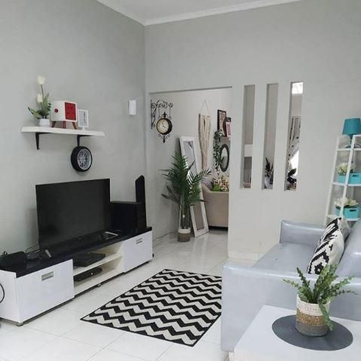 <p>Rumah minimalis bernuansa monokrom terlihat luas dan clean dengan dominasi warna putih. (Foto: Instagram @shusihome)</p>