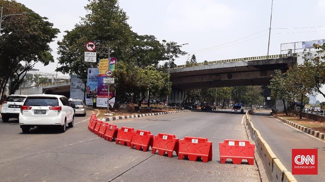 Berbeda dengan jalanan sekitar DPR yang ditutup, polisi tak menutup jalan di sekitar Istana walaupun informasi menyatakan aksi unjuk rasa akan digelar di sana.