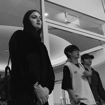 Wanita Arab Ini Tak Sadar di Samping Ada V BTS, Netizen Gregetan