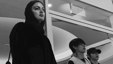 img-title Wanita Arab Ini Tak Sadar di Samping Ada V BTS, Netizen Gregetan