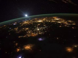 Astronom Deteksi Partikel Misterius Energi Tinggi Jatuh ke Bumi