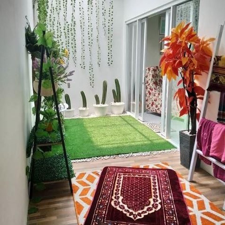 <p>Ruang ibadah (musala) jadi lebih nyaman karena dibuat menjadi satu dengan taman. Taman ini enggak akan kehujanan, Bun karena atapnya ditutup kaca. (Foto: Instagram @shusihome)</p>