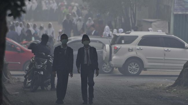 Dinas Pendidikan Kota Palembang memperpanjang waktu libur siswa hingga Jumat (18/10) karena kabut asap akibat karhutla masih belum membaik.