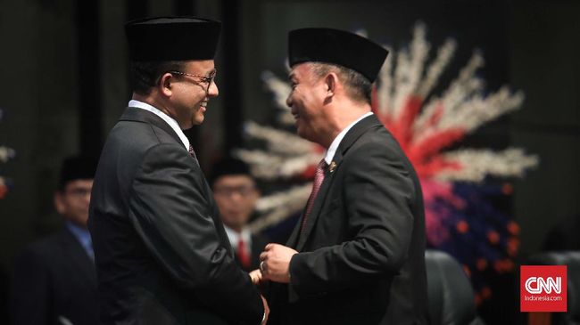 Gubernur Jakarta Anies Baswedan dan Ketua DPRD DKI Prasetio Edi Marsudi mencairkan rapat paripurna istimewa dalam kemeriahan peringatan HUT DKI Jakarta.