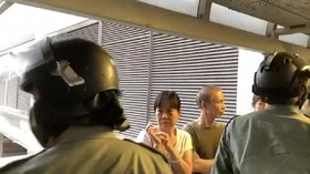 VIDEO: Momen Polisi Hong Kong Diserang Pedemo