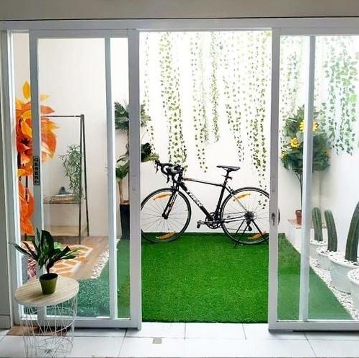 <p>Pintu kaca bisa jadi solusi untuk Bunda yang punya rumah kecil. Pintu kaca bisa jadi pemisah ruangan tanpa membuatnya terlihat sempit lho, Bun. (Foto: Instagram @shusihome)</p>