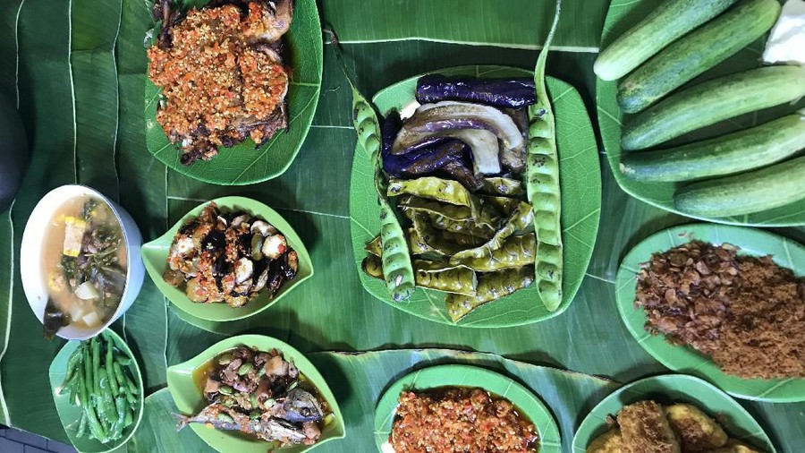 Marsha Aruan Berburu Bakso dan Nasi Uduk Ungu di Bikin Laper Kali ini, Marsha Aruan bergabung bersama Ncess Nabati.