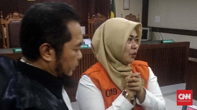 Kuasa hukum perekam video ancaman 'penggal Jokowi' berencana melapor balik pihak yang disebutnya sebagai penyebar video itu, termasuk Denny Siregar.