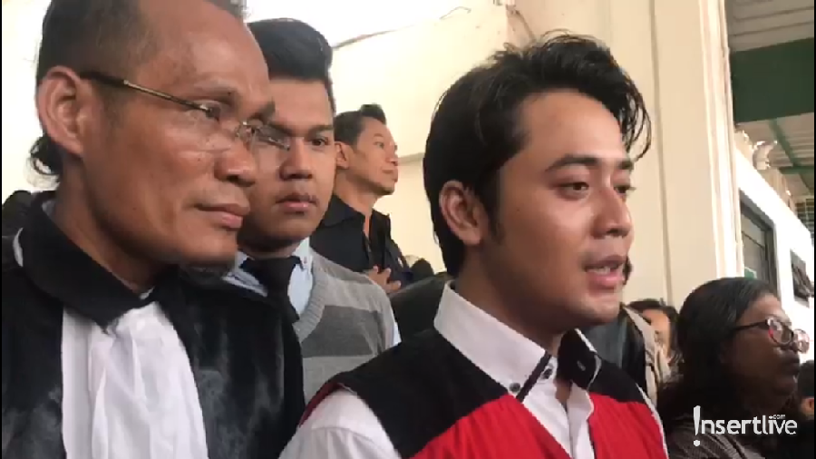 Kriss Hatta tampak santai menjalani persidangannya. Suami Hilda Vitria itu pun yakin akan menang di akhir persidangan.