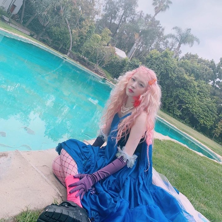 <p>Bulan Juni lalu, Sulli baru saja merilis album bertajuk Goblin. Ini adalah penampilan Sulli di album perdananya sebagai penyanyi solo. (Foto: Instagram @jelly_jilli)</p>