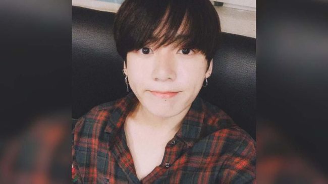 Usai tampil di Arab Saudi, Jungkook BTS memilih memotong rambut yang membuat heboh para penggemarnya.