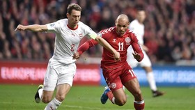 Momen Xhaka dan Lichtsteiner Sajikan Tendangan Bebas Aneh