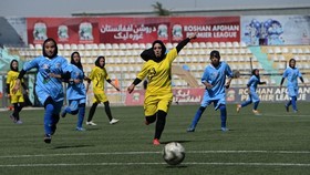 Viral, Pesepakbola Berhijab Dilindungi 5 Pemain Lawan