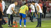 FOTO: Tiga Bintang Sepak Bola Cedera Berjemaah Tiga pemain bintang Neymar, Luka Modric, dan Gareth Bale mengalami cedera di hari yang sama saat menjalani pertandingan internasional.