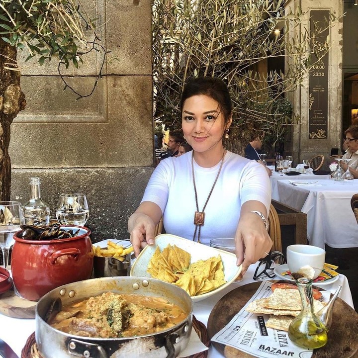 <p>Enggak cuma modis, pemeran film Love ini juga suka kulineran, Bun. (Foto: Instagram @bellasaphiraofficial)</p>