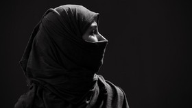 Bolehkah Shalat Menggunakan Cadar? Ini Hukumnya