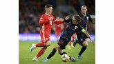 FOTO: Tiga Bintang Sepak Bola Cedera Berjemaah Tiga pemain bintang Neymar, Luka Modric, dan Gareth Bale mengalami cedera di hari yang sama saat menjalani pertandingan internasional.