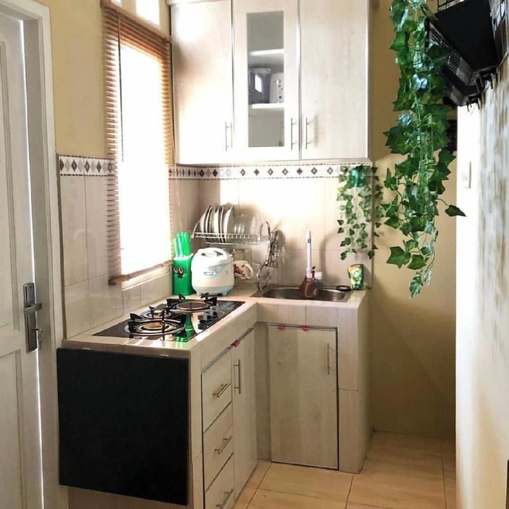 <p>Untuk dapur yang lebih sempit, Bunda bisa mengakalinya dengan membuat lemari yang cukup tinggi. Penambahan tanaman artifisial di sini juga membuat dapur terlihat lebih menarik, Bun. (Foto: Instagram @dapur.favorite)</p>