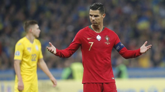 Jersey megabintang Cristiano Ronaldo terjual sekitar Rp30 juta. Hasil penjualan akan disumbangkan untuk membantu tentara Ukraina.