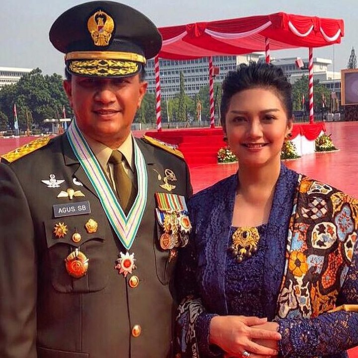 <p>Kecantikan Bella Saphira tak luntur meski usianya kini sudah memasuki 46 tahun. Pada 30 Agustus 2013, mantan bintang Lux ini diperistri seorang perwira TNI bernama Agus Surya Bakti. Sang suami sudah punya dua anak dari pernikahan sebelumnya. (Foto: Instagram @bellasaphiraofficial)</p>