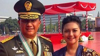 <p>Kecantikan Bella Saphira tak luntur meski usianya kini sudah memasuki 46 tahun. Pada 30 Agustus 2013, mantan bintang Lux ini diperistri seorang perwira TNI bernama Agus Surya Bakti. Sang suami sudah punya dua anak dari pernikahan sebelumnya. (Foto: Instagram @bellasaphiraofficial)</p>