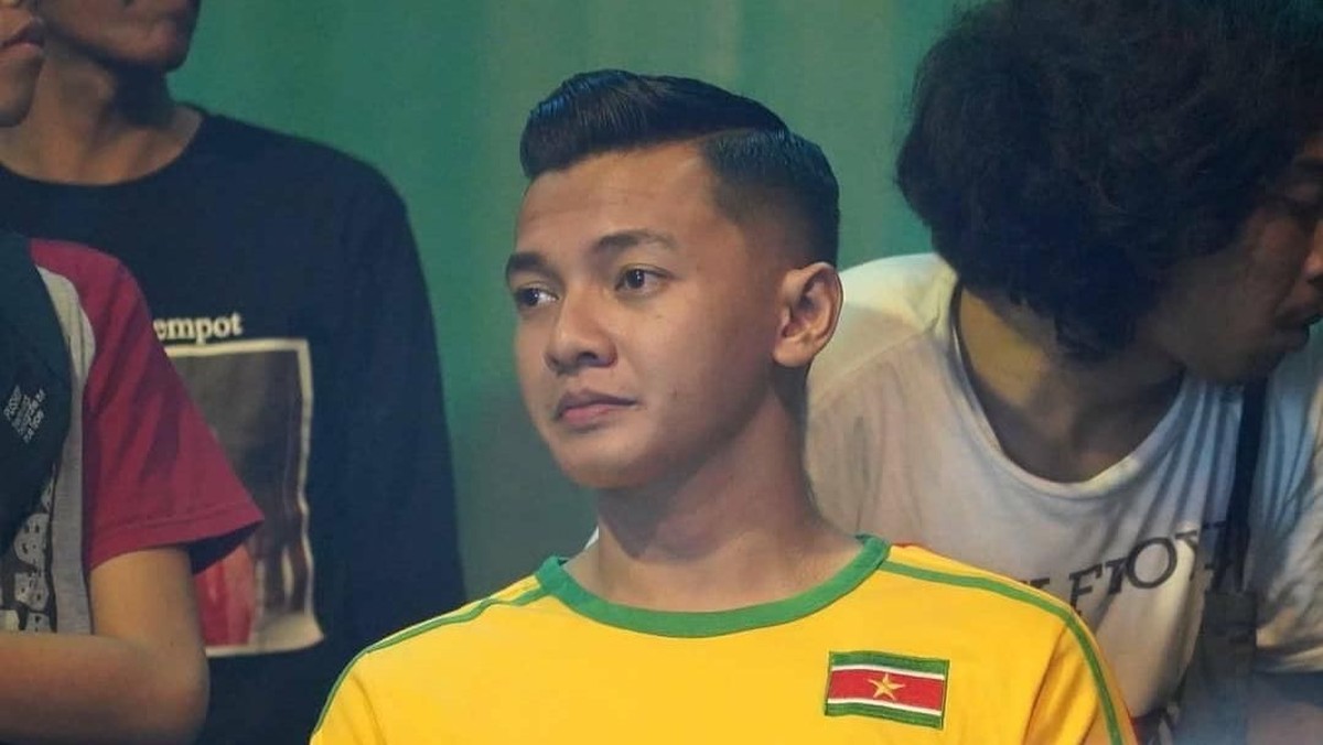 Penabuh gendang yang mengiringi Didi Kempot&comma; Dory Harsa jadi perbincangan publik karena dinilai memiliki wajah yang tampan&period; 