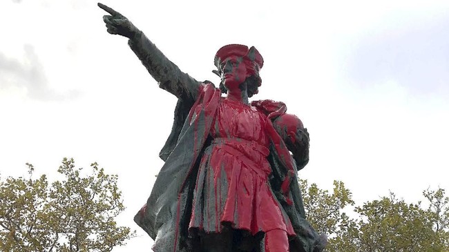 Sejumlah patung penjelajah asal Italia, Christopher Columbus, di AS dirusak sebagai bentuk protes karena dianggap penjajah dan membantai penduduk asli.