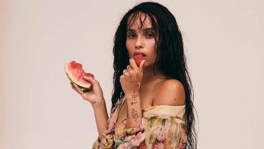 Zoe Kravitz terpilih memerankan Catwoman di film The Batman. 