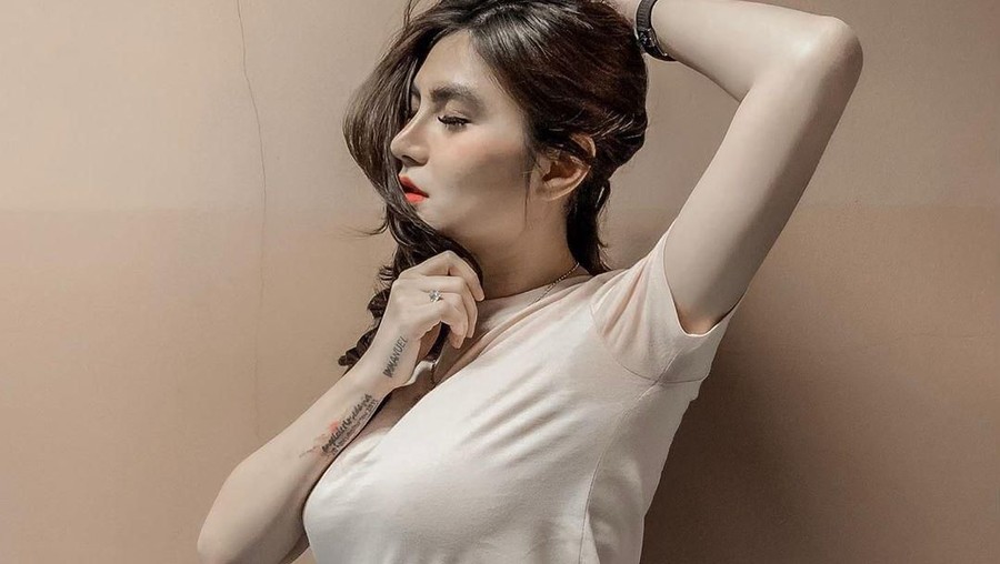 Pernah Dipenjara, 3 Artis Ini Tetap Gemar Pakai Busana Seksi Foto dan pose seksi Angela Lee, Vanessa Angel, dan Anggita Sari