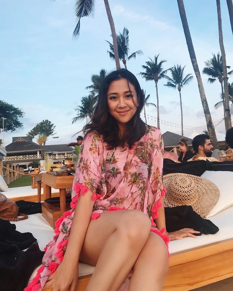Liburan di Bali, Sherina Munaf Pamer Punggung hingga Belahan Dada Sherina Munaf tengah berlibur di Bali, ia membagikan outfit seksinya di Instagram, mulai dari pamer punggung seksi hingga belahan dada. Berikut penampilannya.