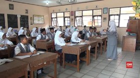 VIDEO: Siswa Belajar di Tengah Kepungan Asap