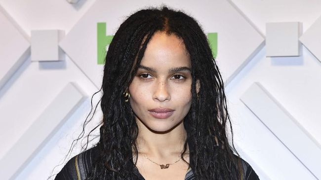 Sejumlah foto beredar di internet, menunjukkan penampilan Zoe Kravitz sebagai Catwoman dan Collin Farrell sebagai Penguin kala syuting The Batman.