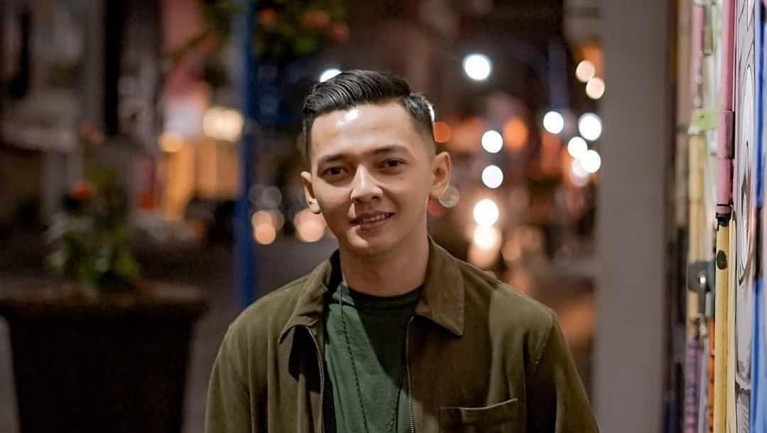 Penabuh gendang yang mengiringi Didi Kempot, Dory Harsa jadi perbincangan publik karena dinilai memiliki wajah yang tampan. 