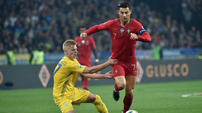 Bintang muda Manchester City Oleksandr Zinchenko melamar sang kekasih yang merupakan presenter televisi, Vlada Sedan, seusai pertandingan Ukraina vs Portugal.
