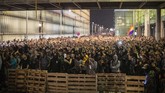 FOTO: Demo Ricuh Usai Sidang Vonis Separatis Catalonia Kelompok demonstran pendukung kemerdekaan Catalonia bentrok dengan polisi Spanyol usai sidang vonis terhadap 12 tokoh separatis pada Senin (14/10) kemarin.