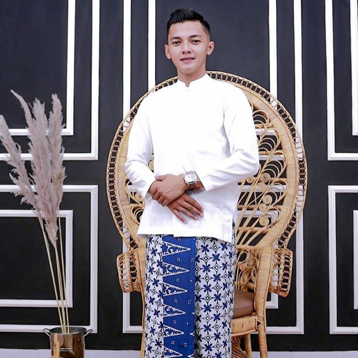 <p>Kenalin, Bun, ini Dory Harsa yang jadi viral belakangan ini. Dory yang bernama lengkap Dory Haryanto Eka Saputra ini adalah penabuh gendang di grup musik yang mengiringi Didi Kempot. (Foto: Instagram/ @doryharsa)</p>