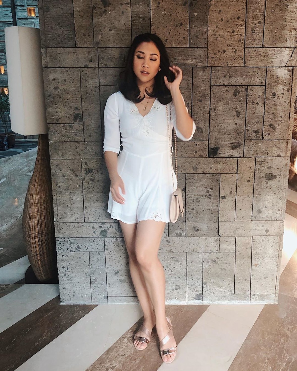 Sherina Munaf tengah berlibur di Bali&comma; ia membagikan outfit seksinya di Instagram&comma; mulai dari pamer punggung seksi hingga belahan dada&period; Berikut penampilannya&period;