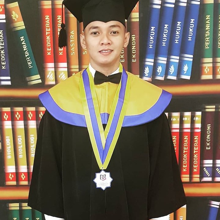 <p>Pakai toga, Dory Harsa makin ganteng ya, Bun? (Foto: Instagram/ @doryharsa)</p>