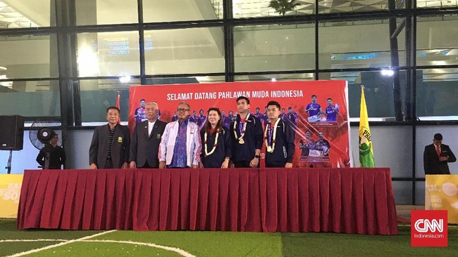Pengumuman bonus kepada para juara Kejuaraan Dunia Badminton Junior 2019 ditunda lantaran Plt Menpora Hanif Dhakiri batal hadir dalam penyambutan.