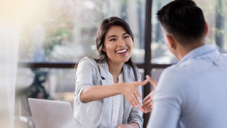 Bunda, simak ramalan zodiak hari ini mengenai keuangan, asmara, karier, hingga peruntungan lainnya yuk!