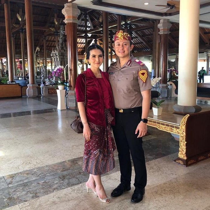 <p>Setelah menikah dengan perwira polisi, Dewa Yoga, Kadek Devi tak lagi membintangi FTV. Pasangan yang menikah pada 1 September 2015 ini punya sepasang anak kembar laki-laki, Magha dan Degha. Suami Kadek Devi saat ini menjabat sebagai Kasatreskim Polres Pasuruan. (Foto: Instagram @kddevie)</p>