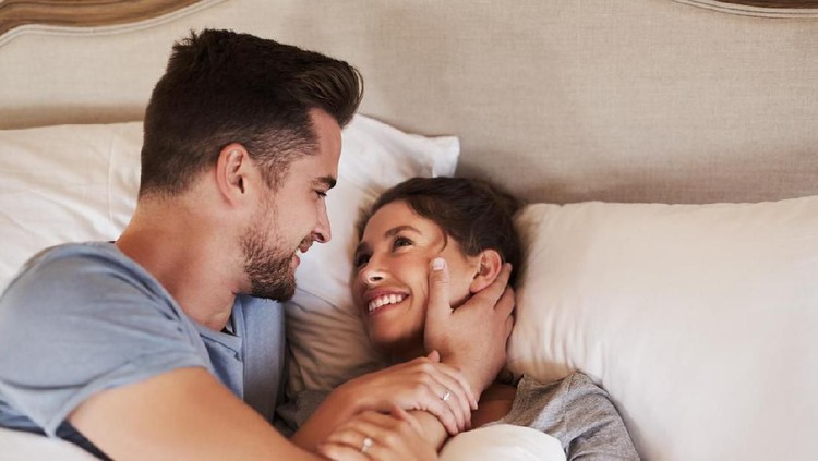 Pernah memakai alat bantu seks seperti vibrator saat bercinta? Simak 3 posisi seks berikut yuk agar menambah kenikmatan hubungan seks!