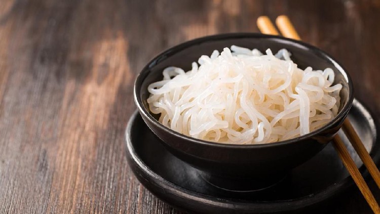 Makan mi shirataki dipercaya bisa turunkan berat badan dengan buat perut kenyang lebih lama. Wah!