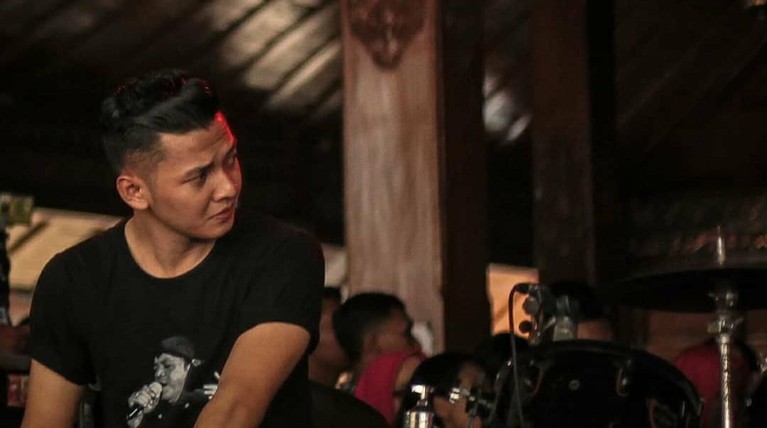 Dory Harsa, Tukang Gendang Tampan Pengiring Didi Kempot yang Viral Penabuh gendang yang mengiringi Didi Kempot, Dory Harsa jadi perbincangan publik karena dinilai memiliki wajah yang tampan.