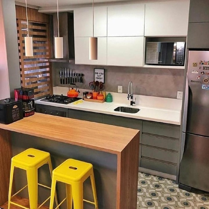 <p>Meja panjang dari kayu ini bisa multi fungsi, Bun. Selain digunakan untuk meja makan, Bunda juga bisa memotong sayuran atau membuat adonan kue di atas meja tersebut. Jadi lebih hemat tempat. (Foto: Instagram @inspirasi_dapur_mak)</p>
