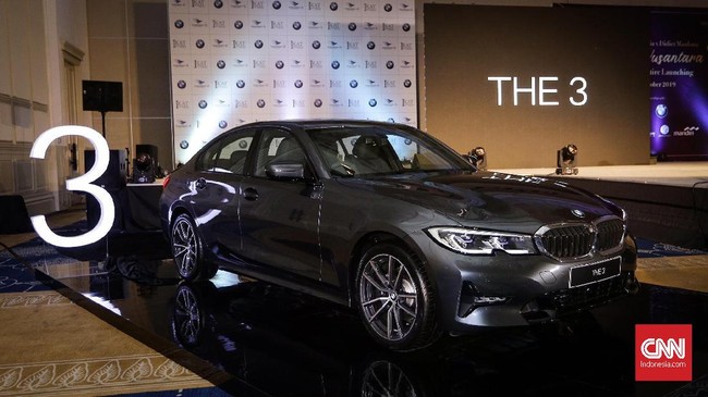 Sedan 320i Sport dilengkapi fitur otonom untuk fungsi parkir meski kemampuan mesinnya 'dicekik'.
