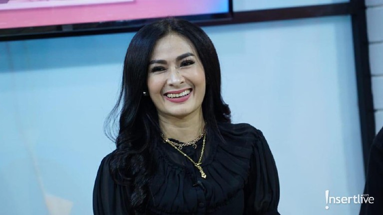 7 Pedangdut Ini Terkenal Tanpa Goyangan Seksi Bukan pamer goyangan seksi, tujuh pedangdut ini dikenal dan memberikan penampilan sempurnanya di atas panggung dengan suara emas.