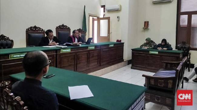 Gugatan praperadilan yang dilayangkan oleh seorang ASN tersangka kasus UU ITE di insiden asrama mahasiswa Papua, Syamsul Arif, ditolak PN Surabaya.