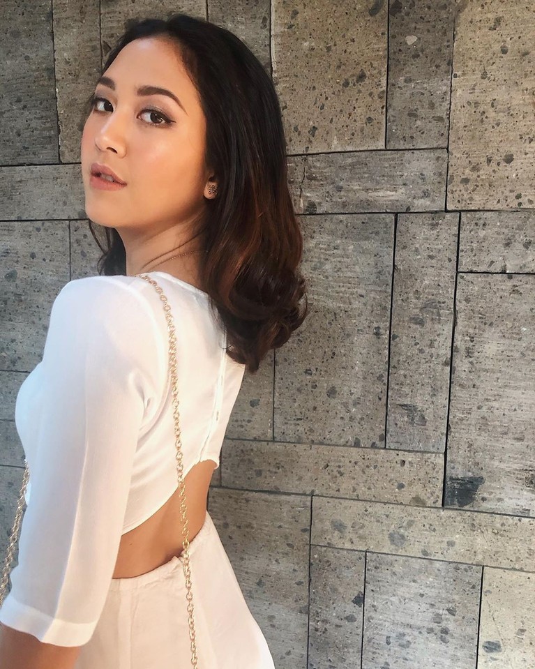Liburan di Bali, Sherina Munaf Pamer Punggung hingga Belahan Dada Sherina Munaf tengah berlibur di Bali, ia membagikan outfit seksinya di Instagram, mulai dari pamer punggung seksi hingga belahan dada. Berikut penampilannya.